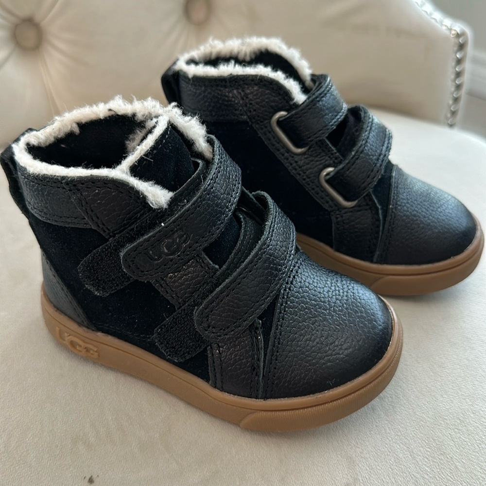 UGGS RENNON BABY BOOTS  SIZE US6